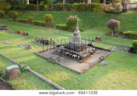 Wat Chang Lom In Mini Siam Park