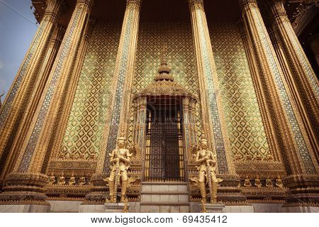 Phra Mondop Gates