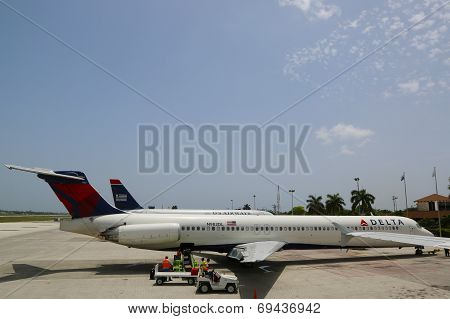 Delta Airlines McDonnell Douglas MD-80 and US Airways jet at Grand Cayman