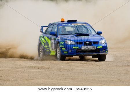 Rostov, Rusko - 27. července: Andrey Serov disky Subaru Impreza auto během Rostov Velikiy ruské Ra