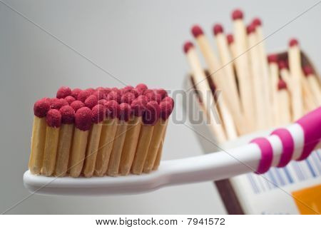 Extremt flamable tandborste och matchbox