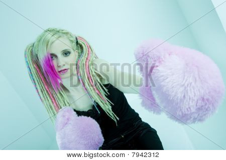 Portrait de jeune femme avec des dreadlocks et des gants de boxe