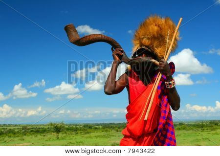 Guerriero Masai giocando tradizionale corno
