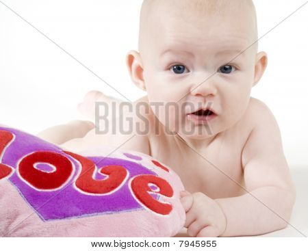 Porträt von naked Baby mit Herz