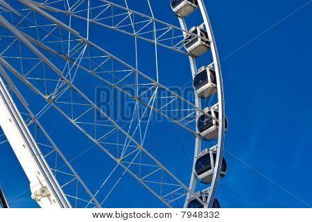 Grande ruota panoramica su sfondo blu cielo