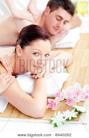 Afslappet ungt par modtager en rygmassage