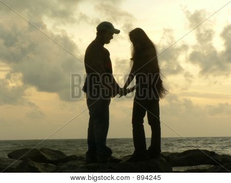 คู่ที่ชายหาดในยามเย็น