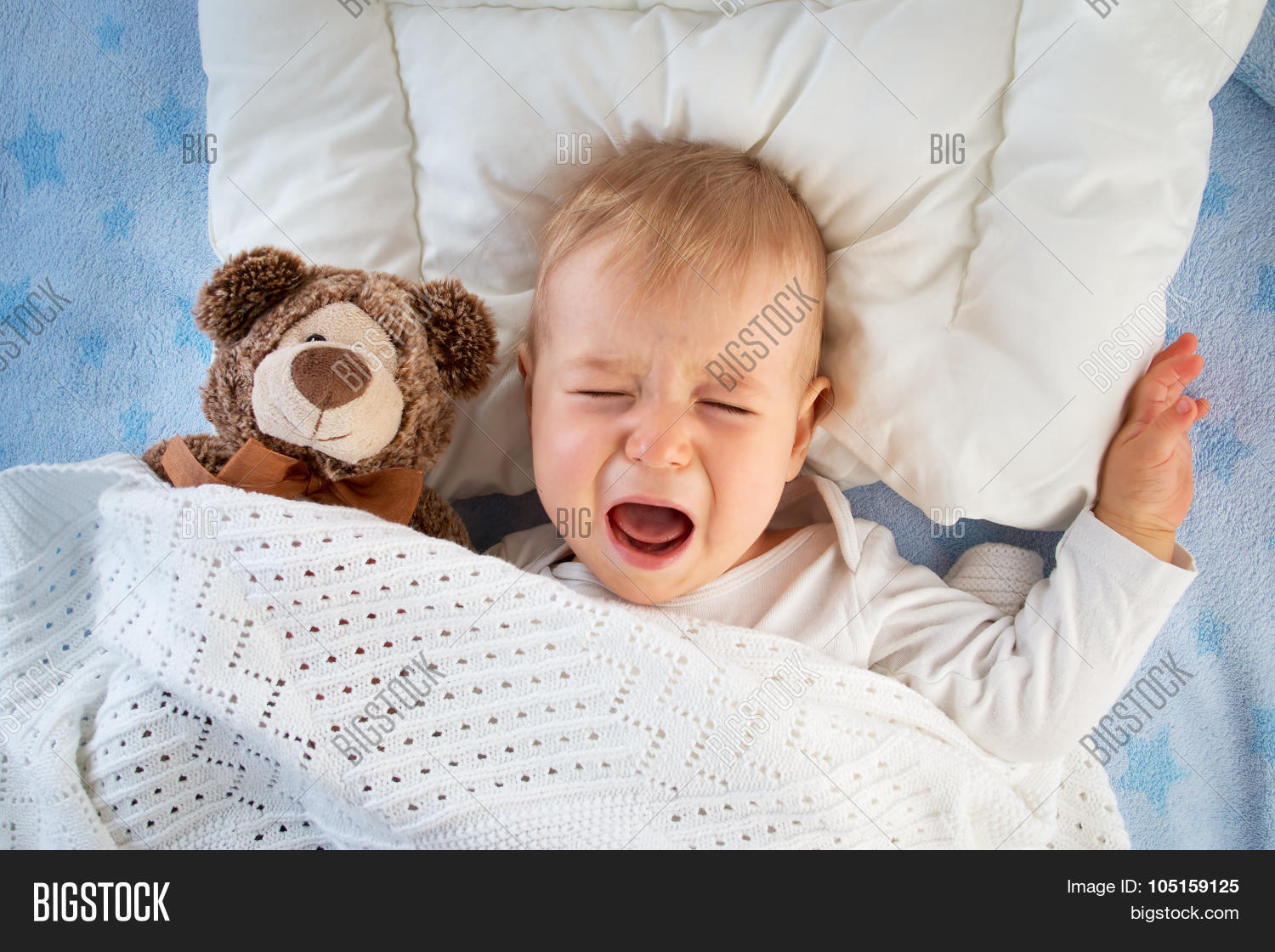 Ребенок зевает. Сонный ребенок. Новорожденный кричит. Картинка истерика у ребенка. Картинка ребенок зевает для детей.