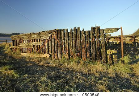 Pozůstatky starých dřevěných lodí