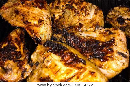 Čerstvé grilované kuřecí prsa na grilu