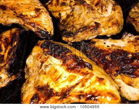 Čerstvé grilované kuřecí prsa na grilu