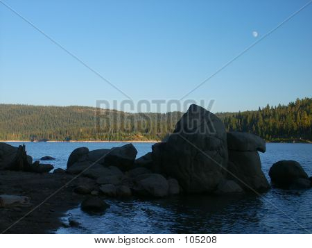 Månen Over søen