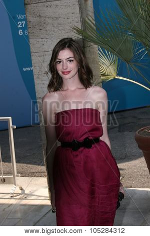 VENICE, ITALY - SEPTEMBER 03: Actress Anne Hathaway attends the 'Rachel Getting Married' photocall at the Piazzale  during the 65th Venice Film Festival on September 3, 2008 in Venice, Italy.