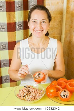 Frau Füllung Tomaten In ihrer Küche