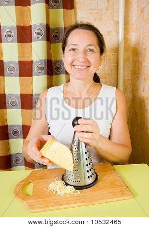 Ältere Frau, die Käse reiben
