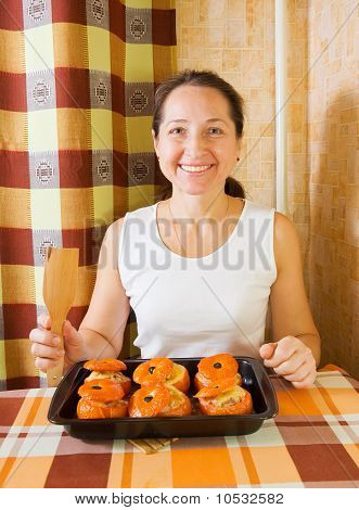 Frau mit gerösteten Farci Tomaten