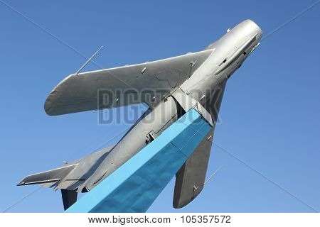 a monument to the plane