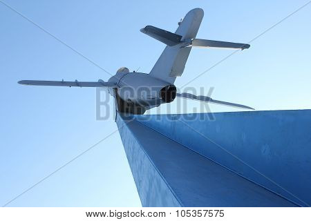 a monument to the plane