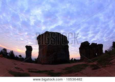 Silhouette di Mor Hin Khao, Thailandia Stonehenge, il mattino