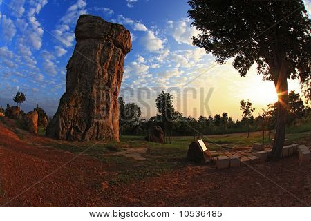 Silhouette di Mor Hin Khao, Thailandia Stonehenge, con bella alba