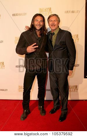 LOS ANGELES- OCT 17: Zach McGowan and Sean Cameron Michael arrive at the 