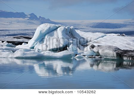 Buzul gölünde yüzer icebergs