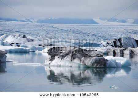 Buzul gölünde yüzer icebergs