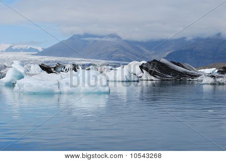 Buzul gölünde yüzer icebergs