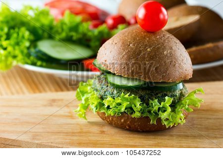veggie spinach burgers with rye bread, cucumber and lettuce