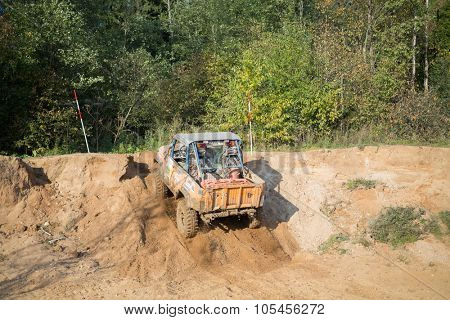 RUSSIA, PUSHKINO -?? 20 SEP, 2014: Off-road vehicle overcomes sand slope and rides to forest during Rainforest Challenge Russia Autumn 2014 PRO-X.