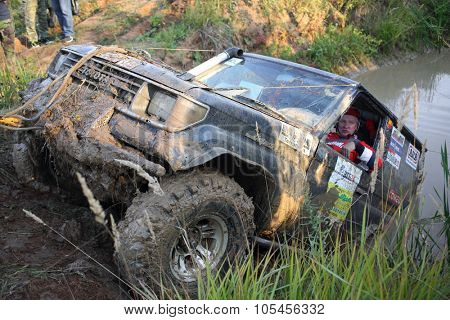 RUSSIA, PUSHKINO -?? 20 SEP, 2014: Off-road vehicle is overcome from water obstacle at Rainforest Challenge Russia Autumn 2014 PRO-X.