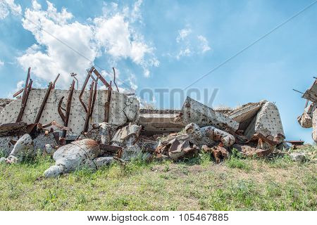 Monument To Soviet Soldiers, Destroyed After The Hostilities Of 2014. Dnr, Ukraine, Saur-tomb.
