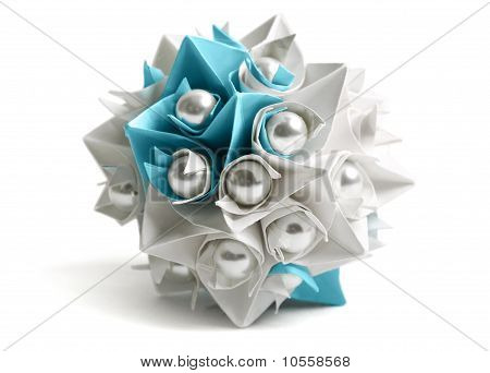 Palla Origami carta bianca e blu con perla, elemento di decoro, isolata