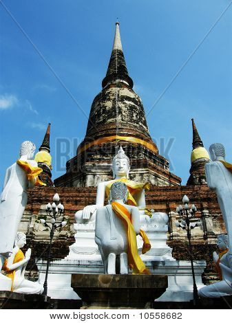 La bella pagoda al wat yai chai mong kol