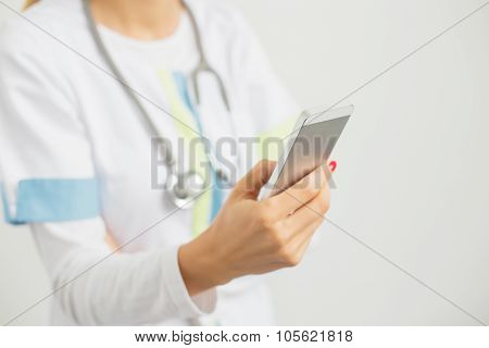 Nurse holding smatphone