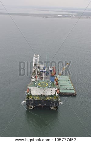 The pipelaying barge