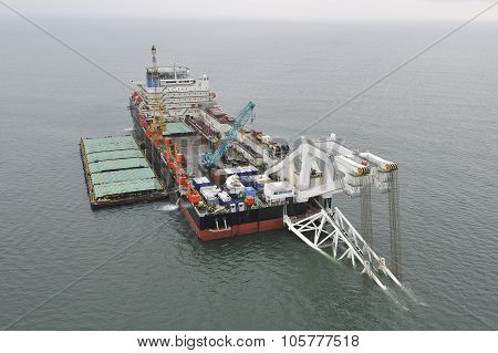 The pipelaying barge