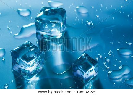 Tre cubetti di ghiaccio azzurro