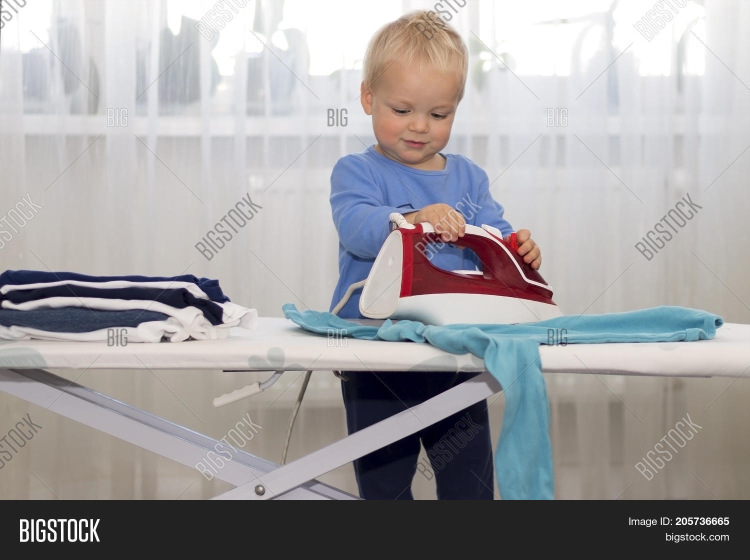 Глажки младенца. Текстиль для детей. Глажка белья новорожденных. Мятая и глаженная одежда. Мальчик гладит одежду.