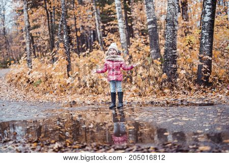 A kid girl in autumne season wearing a hat