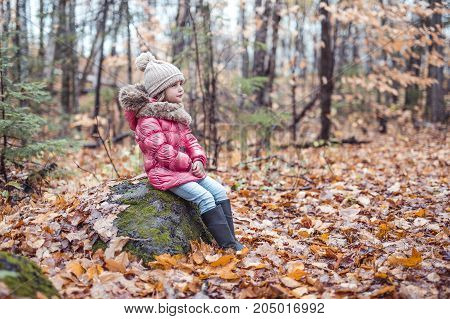 A kid girl in autumne season wearing a hat