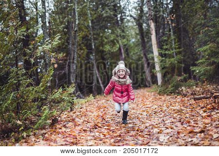 A kid girl in autumne season wearing a hat