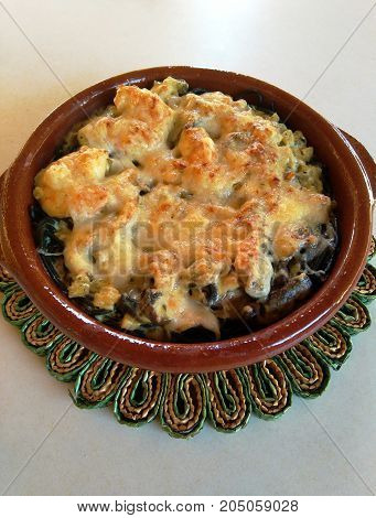 Pasta au gratin with prawns and parmesan cheese