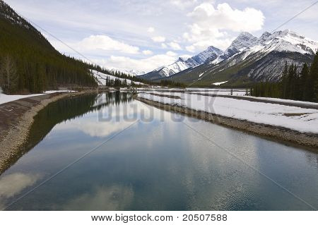 Scena maestosa nelle Montagne Rocciose canadesi