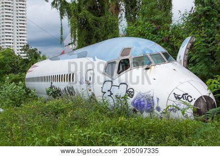 Abandoned Airplaneold crashed plane withplane wreck tourist attractionOld plane wreckout focus