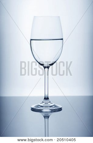 verre de vin sur le fond clair
