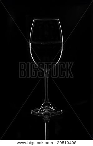 verres à vin sur le fond noir