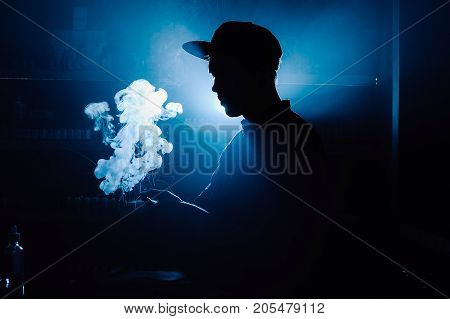 The Process Of Servicing The Mechanical Vape Device. Master Replace Wire For Smoking. Ecig Rapairing