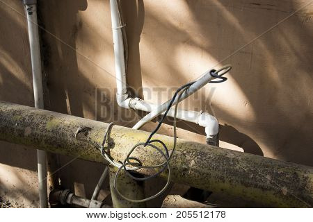 Electricity on a gas pipe without safety monitoring