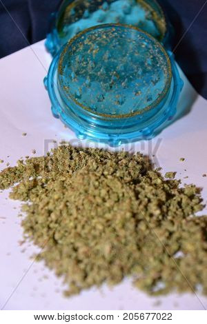 a grinder used to coarsely grind buds for medical cannabis